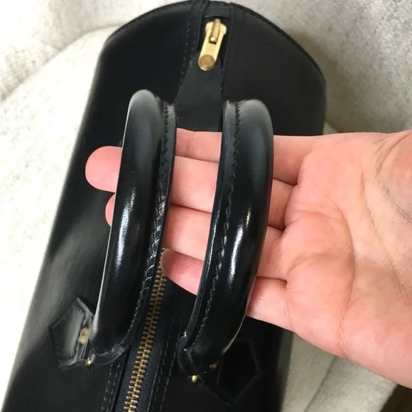 Authentic Louis Vuitton Epi black leather Speedy bag - Picture 11 of 16